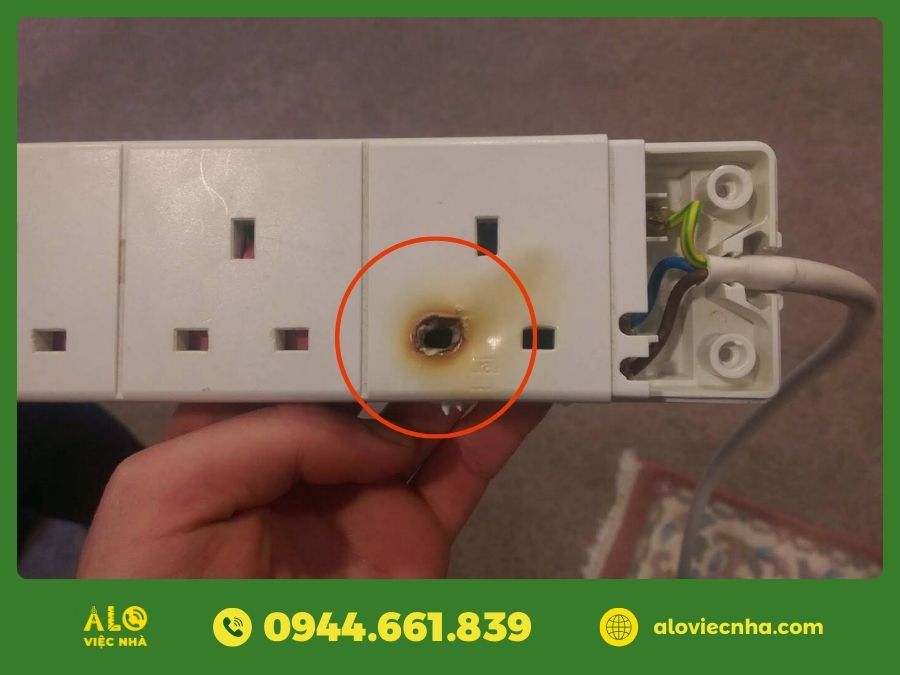 7 Dấu Hiệu Cảnh Báo Sự Cố Điện Trong Nhà & Cách Xử Lý
