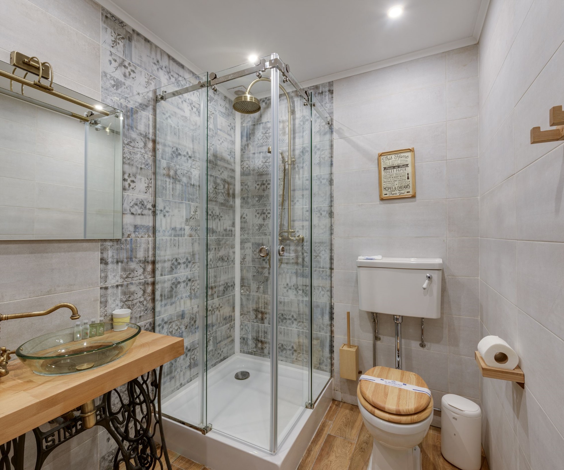 Bí Quyết Phòng Tắm Luôn Khô Thoáng: Đánh Bay Ẩm Mốc, Bảo Vệ Sức Khỏe