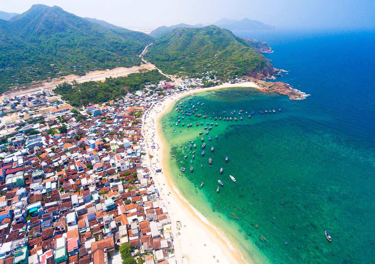 Quy Nhơn tạm dừng cấp phép xây dựng khách sạn mini: Giải pháp cho đô thị bền vững?