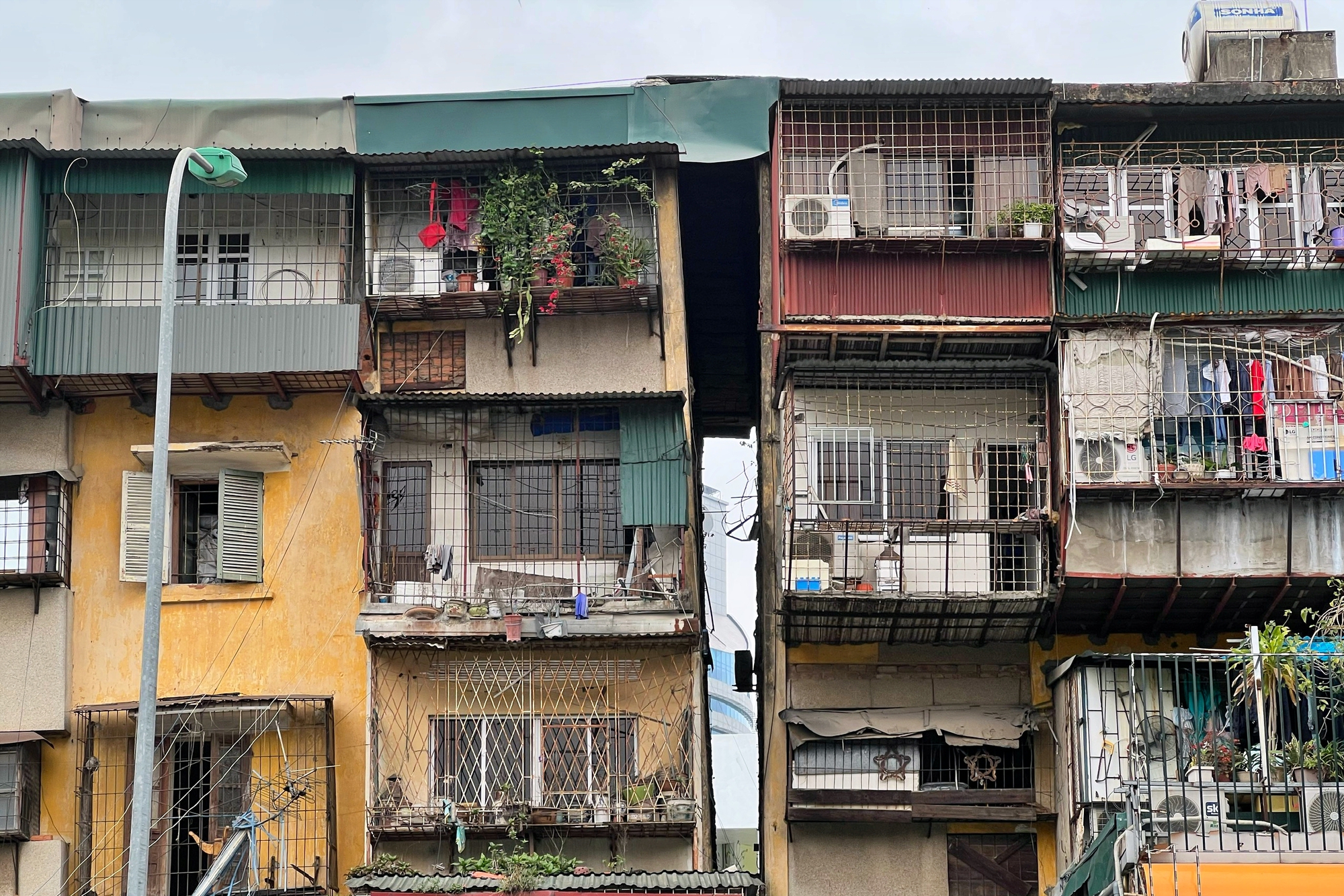 Chung Cư Cũ Hà Nội: Nỗi Lo Sập Xệ và Bài Toán Tái Định Cư