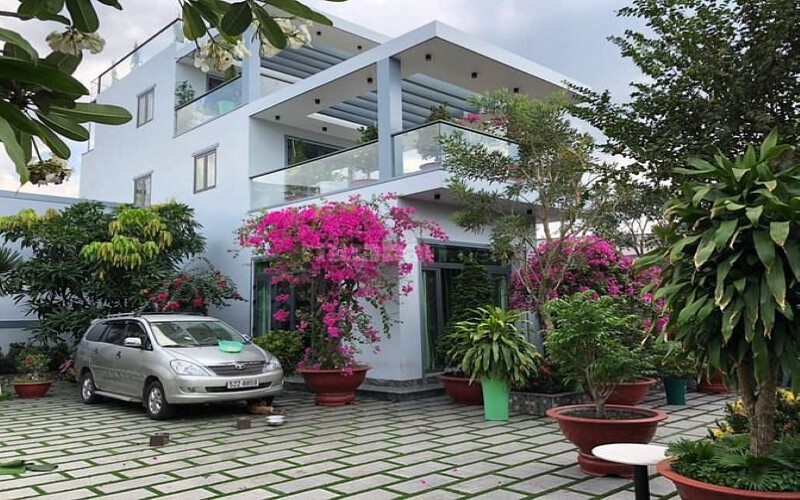 Biệt Thự 2,5 Tầng Ở Củ Chi: Sự Hòa Quyện Giữa Tối Giản và Thiên Nhiên