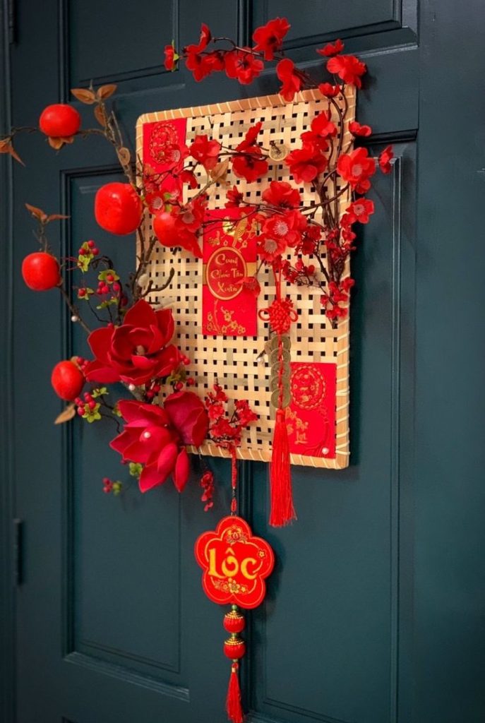 Mẹo trang trí cửa chính đón tài lộc và may mắn năm mới